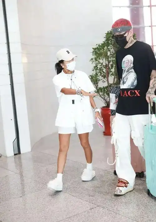 吉克隽逸和19米男友同框穿一身白很休闲男友红发很个性