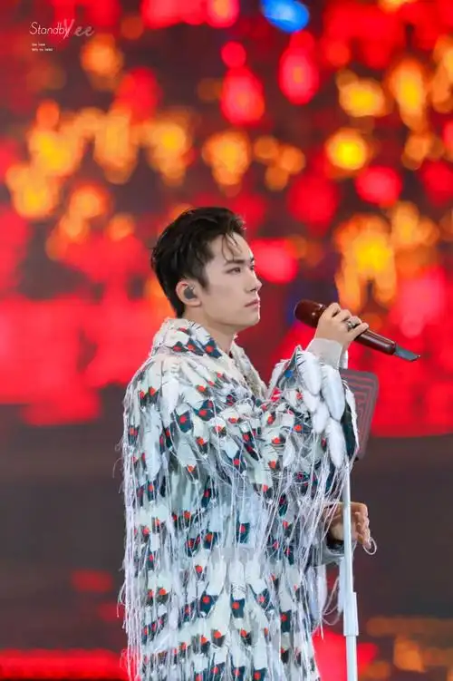 易烊千玺 #tfboys 六周年告白演唱会 新歌fall 高清