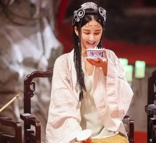 因为穿着层层叠叠古装戏服的张歆艺,身材纤细依旧,没有丝毫的臃肿.