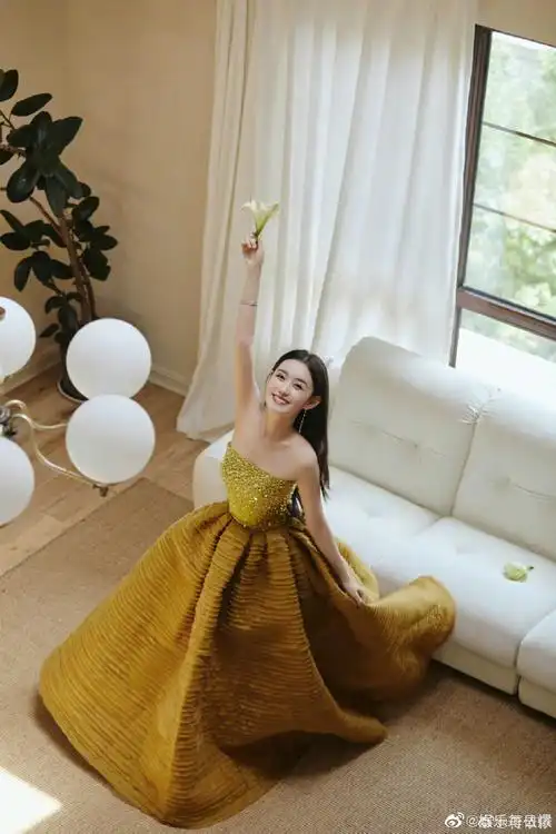 蒋依依碎钻抹胸礼服##蒋依依俯视拍照视角