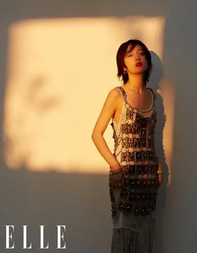 周冬雨解锁大刊2020开年封 展温柔凛冽双重魅力