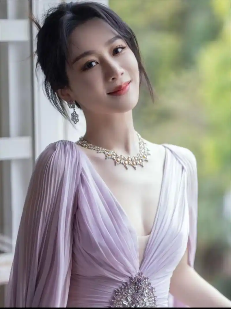 漂亮的杨紫,可爱小酒窝![开心] #杨紫