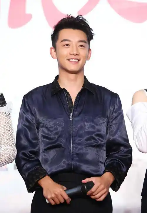 郑恺和老婆牵手旅游,两个人甜蜜晒影子合照,网友猝不及防吃狗粮_苗苗