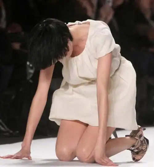 女星尴尬全赖高跟鞋 走光打滑摔跤 【23】