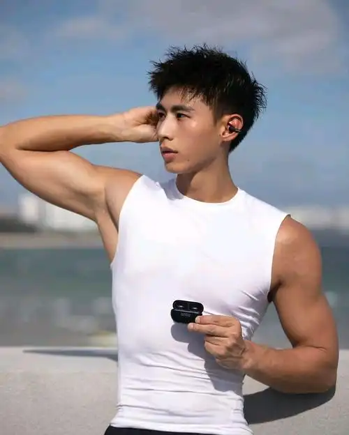 带19岁表弟逛同志酒吧,没想到竟有位帅气的肌肉男生说喜欢表弟!