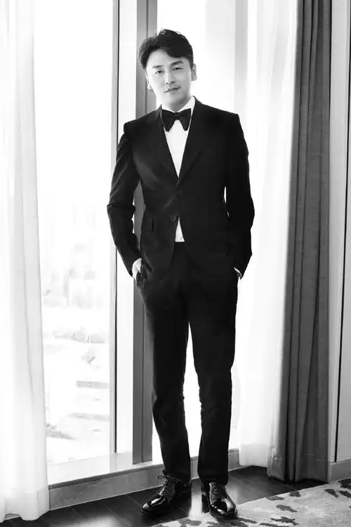 看起来应该只有170 的他竟然有181cm,这就是完美男人吧!