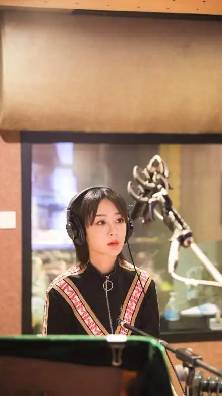 杨紫录音棚工作花絮照曝光 戴着耳机比耶超可爱