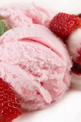 夏天甜点,草莓冰淇淋 iphone 壁纸