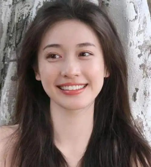 66岁的赵雅芝和60岁的惠英红站在一起拍照,皮肤白皙光滑,连烦人的色斑