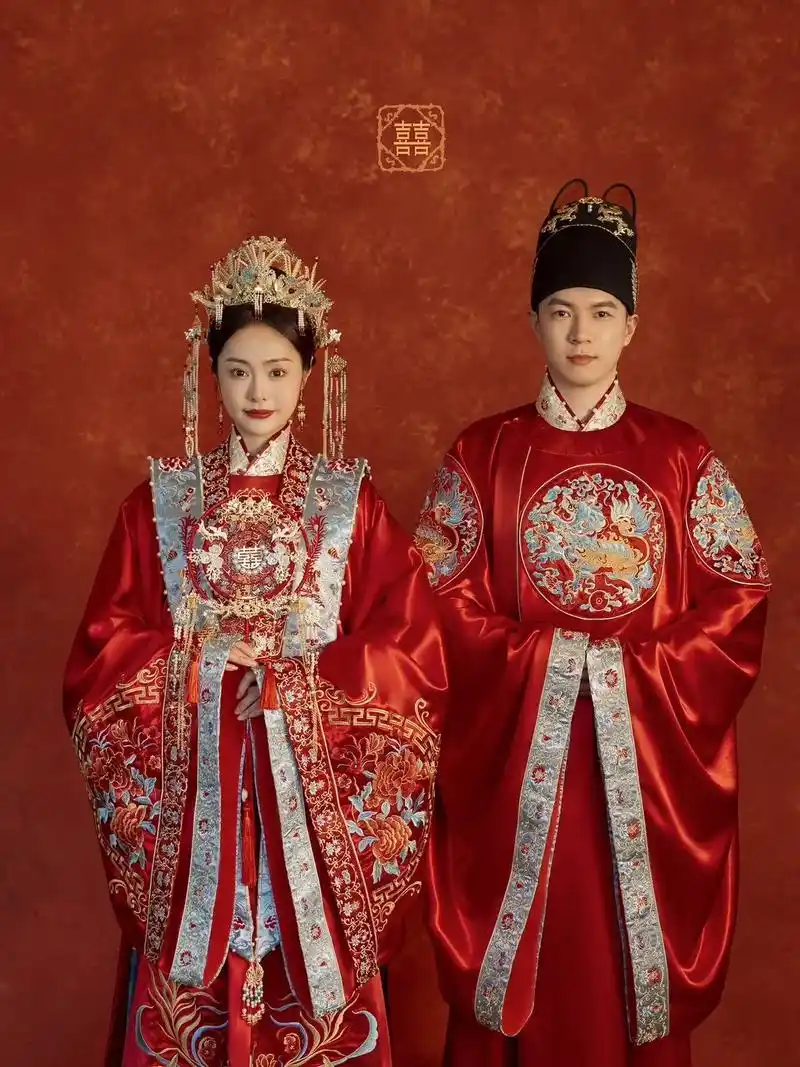成都中式婚纱照.承载着东方美学的中式嫁衣凤冠霞帔,十里红妆 - 抖音