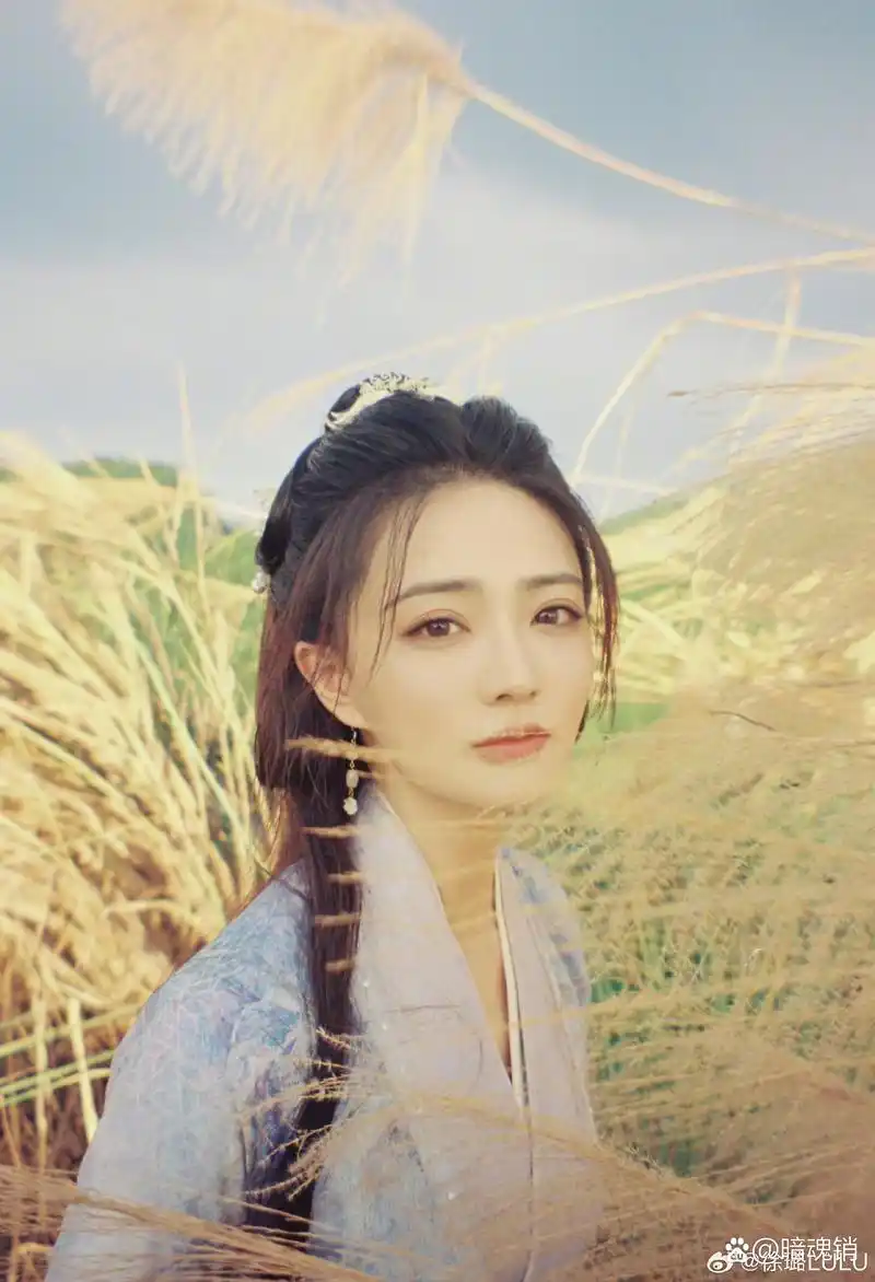 徐璐《披荆斩棘的大小姐》剧照,一袭蓝色古装搭配简单发髻,真的是太美