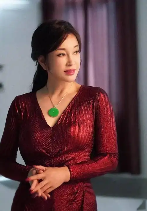 刘晓庆真的卖翡翠了!价值不比12亿!网友:太性感了