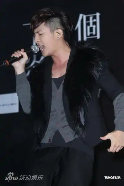 图文炎亚纶台湾签唱炎亚纶卖力演唱