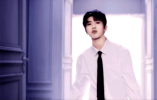 蔡徐坤也是热度直上,这丢西装,拽领带的邪魅范儿,一气呵成