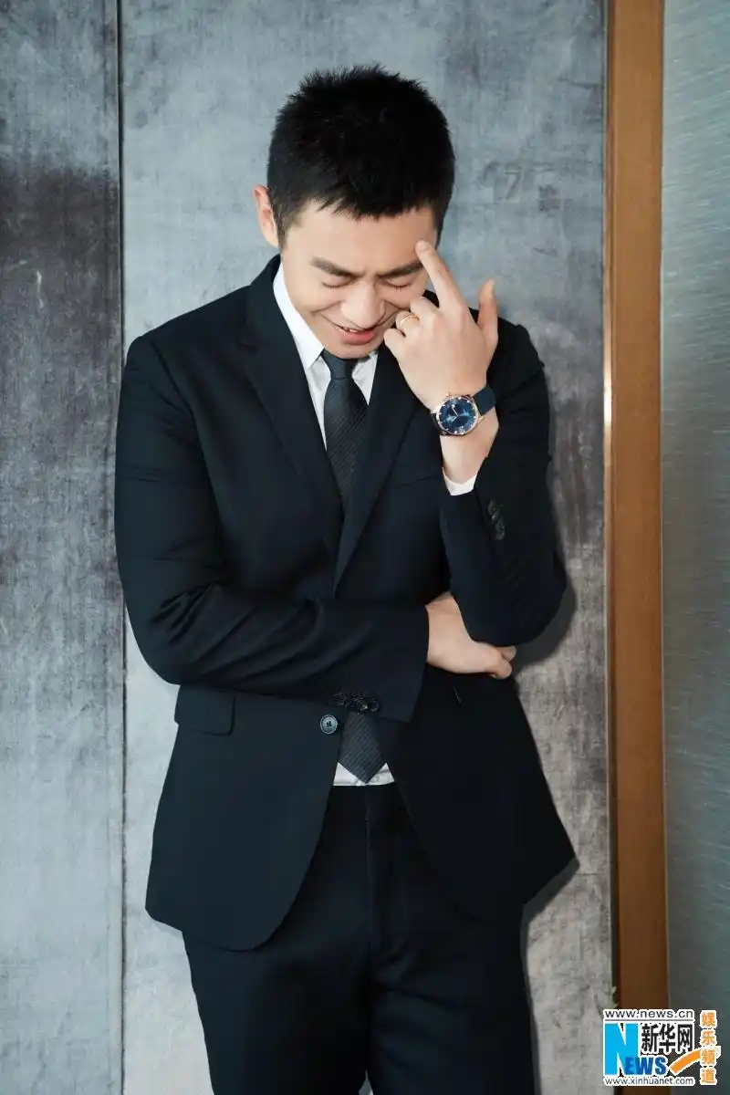 朱亚文曝气质写真霸道总裁范儿引尖叫