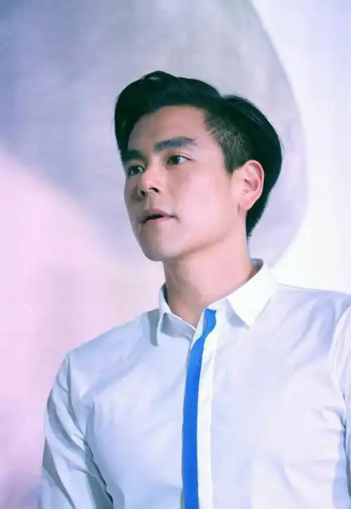 有哪些适合做壁纸的彭于晏照片