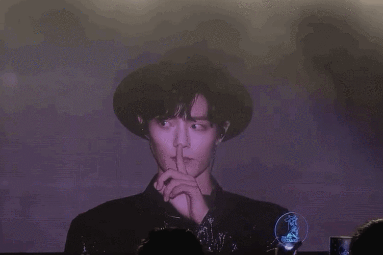 2019年的夏天,肖战凭陈情令一跃成为娱乐圈的顶流,泰国见面会的倾城