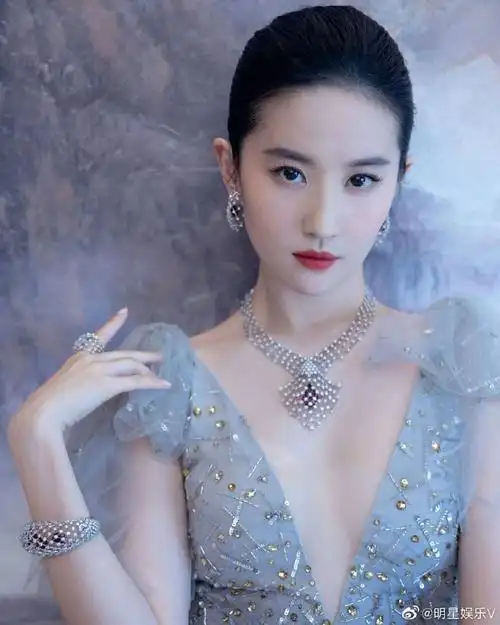 刘亦菲#深v亮钻雾蓝纱裙高冷优雅,仙女气好浓!