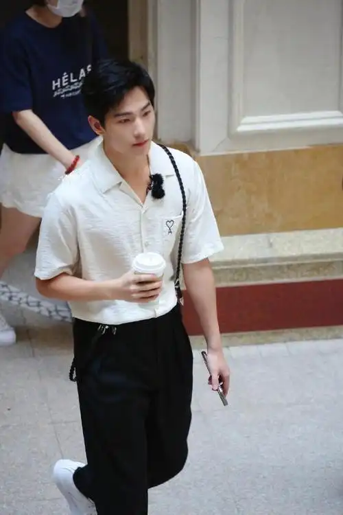 《元气满满的哥哥》,新鲜路透来袭,杨洋以白衣黑裤的清爽穿搭亮相