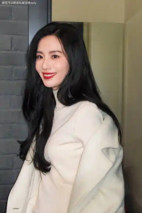 刘诗诗甜起来美上天,穿白衣搭配精致的盘发,自然切换到不同风格_白色