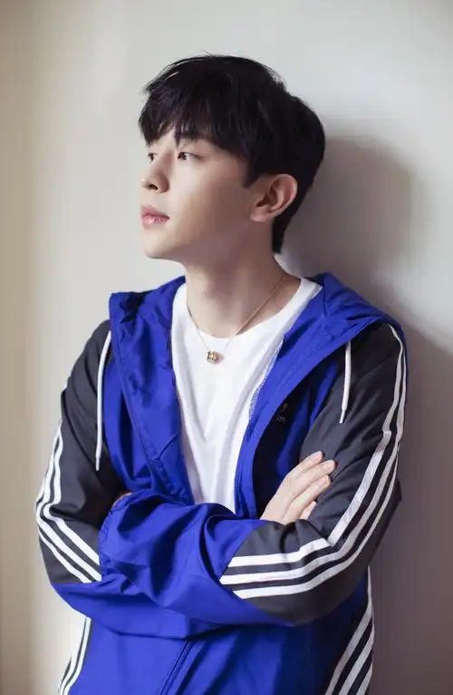 邓伦[超话]#00#邓伦行走的衣架#20200423   营业伦珠宝珠宝品牌丨