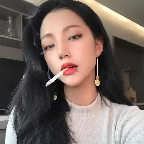 双眼迷离叼烟女汉子头像