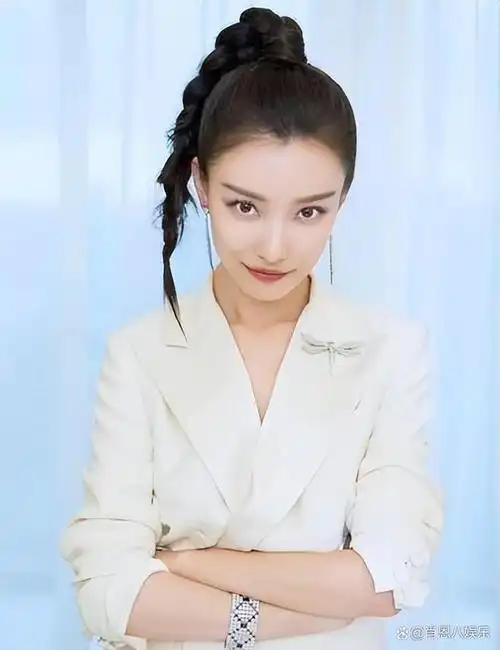 倪妮出席活动,穿低胸吊带冷到浑身发抖,鼻子冻通红,网友心疼!