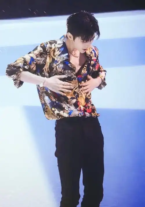 蔡徐坤海军装被拍清爽帅气造型特别加分这身材比例绝了