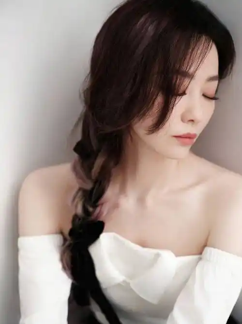 在这组照片中,张靓颖的穿着简约而不失时尚感.