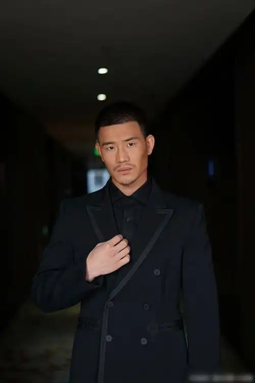 中国硬汉谢孟伟黑色西装搭配平头发型网友帅出新高度