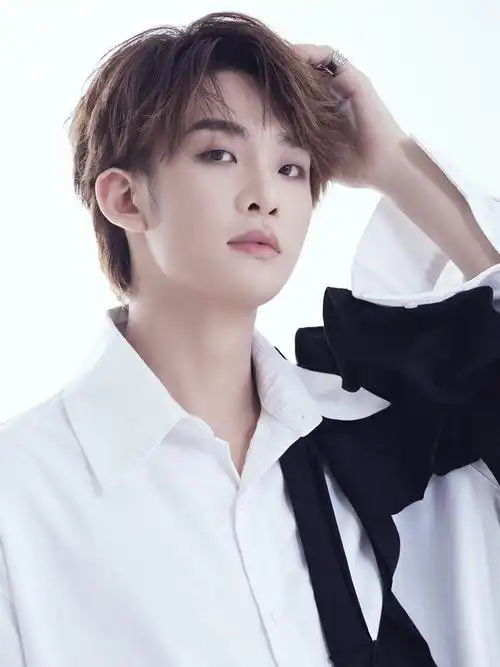 2021年3月11日,发布个人单曲《大风吹》正式出道.