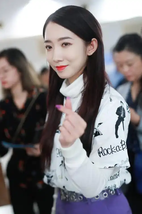 简介:孟美岐甜美机场私服照图片,分享一组孟美岐图片给大家,图中的