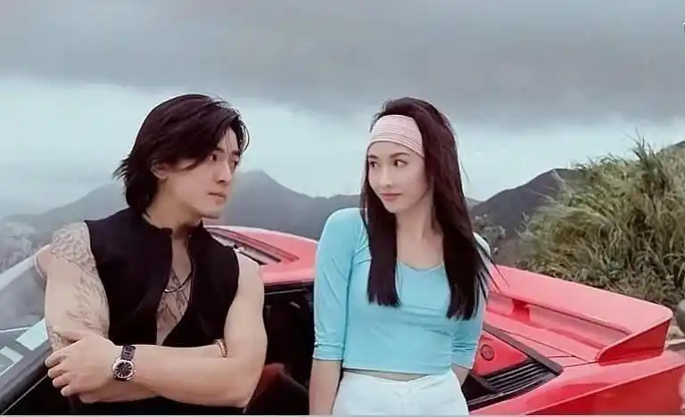 第一个是《古惑仔》里的"小结巴",这是她第一个大火的经典角色.