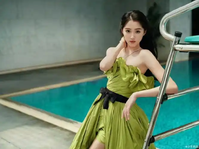 关晓彤牛油果绿裙##关晓彤抹胸开叉裙