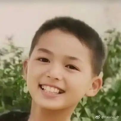 最可爱的明星童年照##童心未泯的明星#朱正廷的童年照真的是帅气可爱