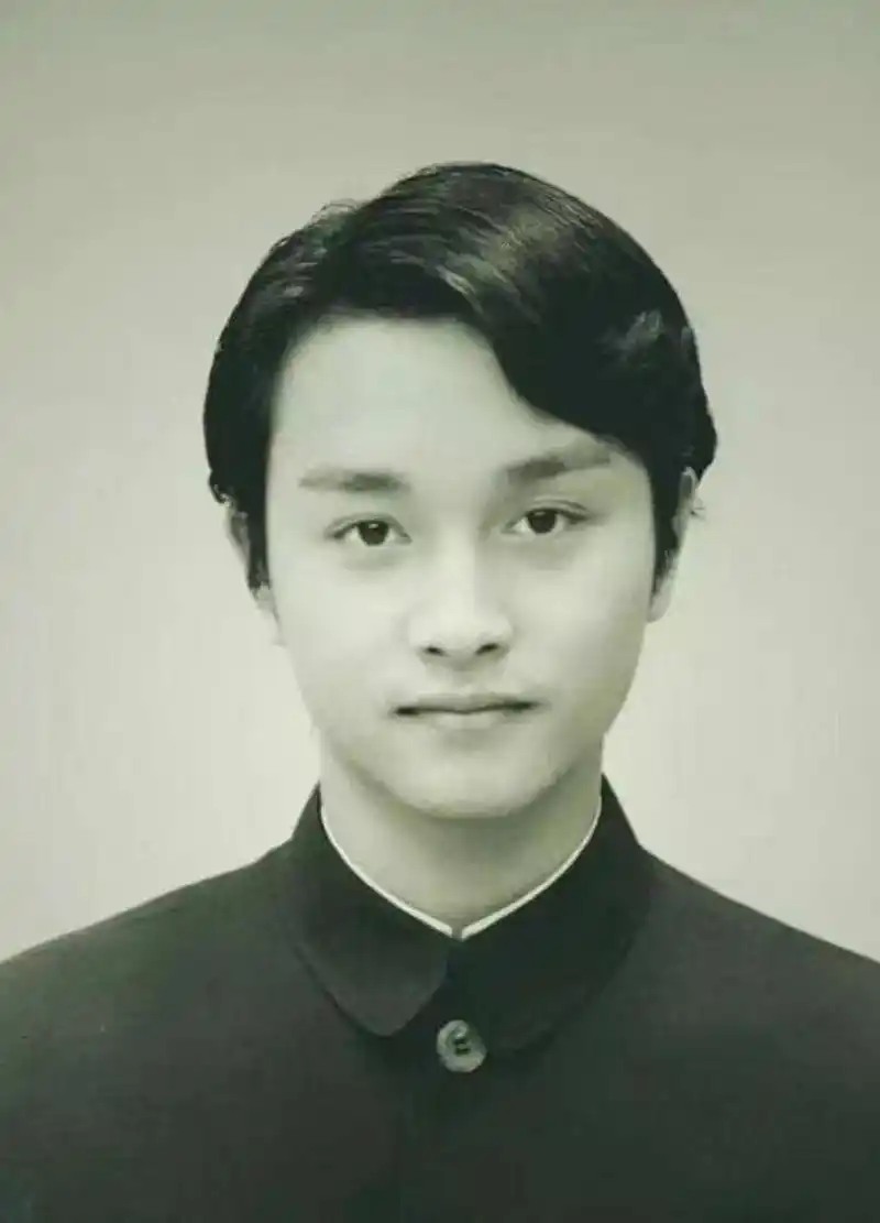 这是一张张国荣年轻时的老照片.