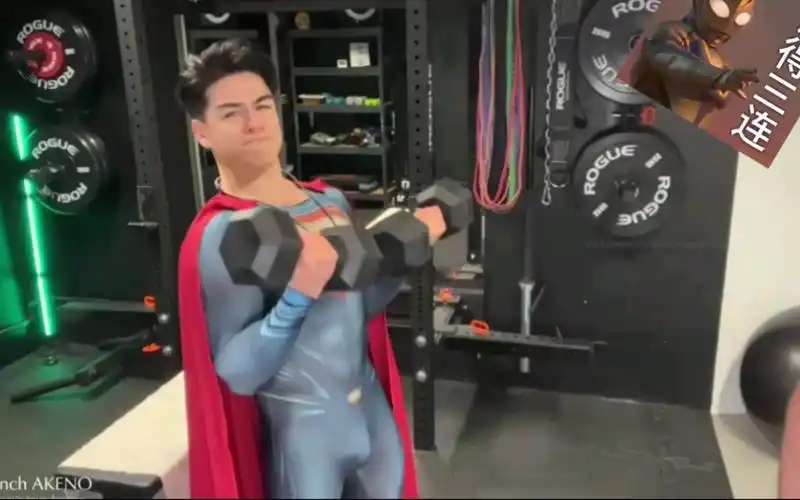 gut punch,当超人遇上魔鬼教练,戴上氪石会练更大是吗?