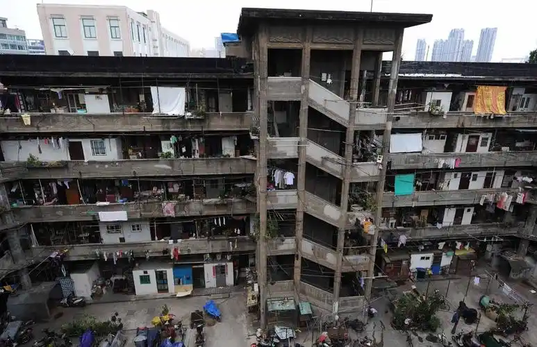 上海闹市蜗居客250户挤住筒子楼 似斗兽场(组图)