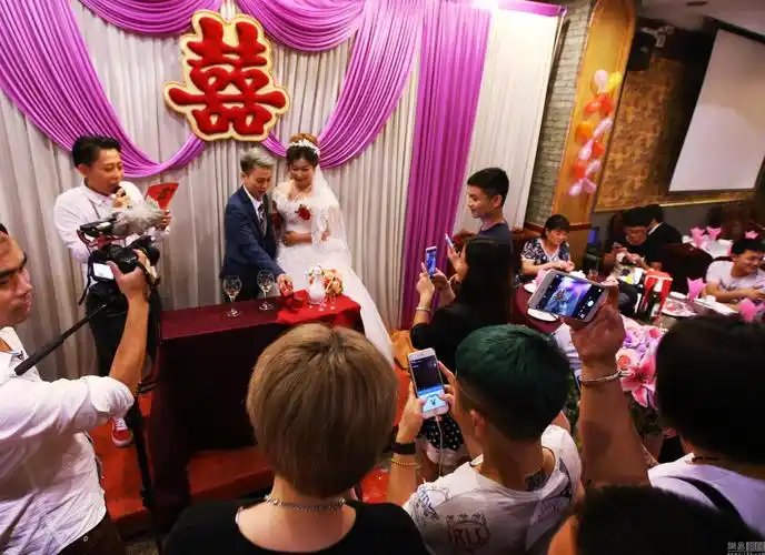 广西一对90后女同性恋人举行婚礼