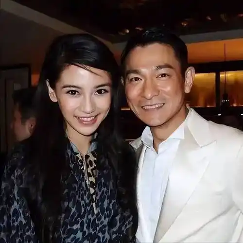 黄晓明被曝摸新女友屁股,浪漫约会同居,女方曾和baby合照长很像_杨颖