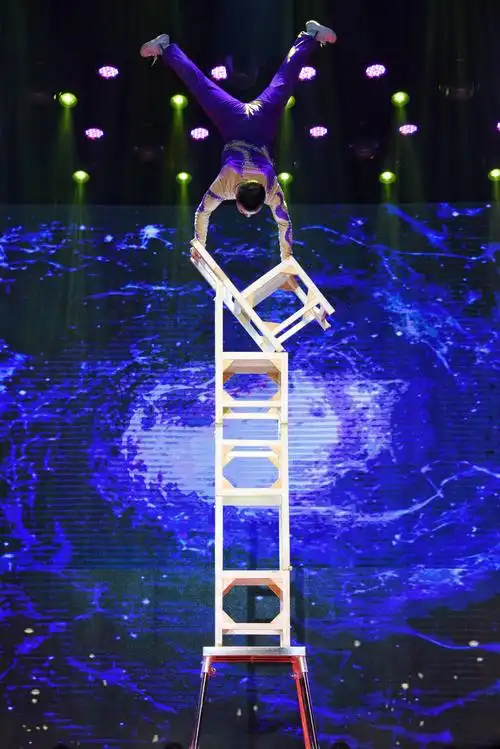 杂技《高空叠椅》