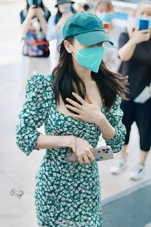 迪丽热巴机场街拍图