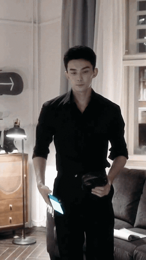 吴磊的背影真韩漫男主##吴磊黑衬衫背影