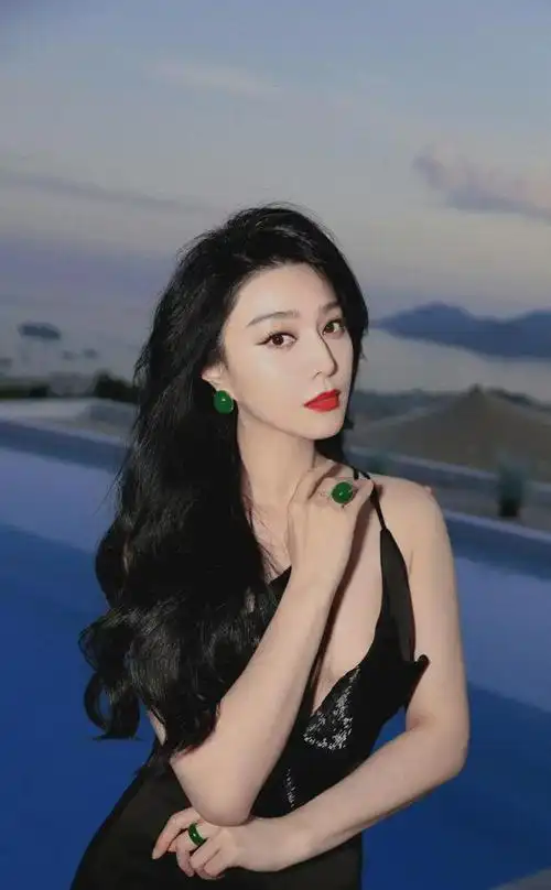 虽说不是她的粉丝,夏纳红毯还是得看范冰冰