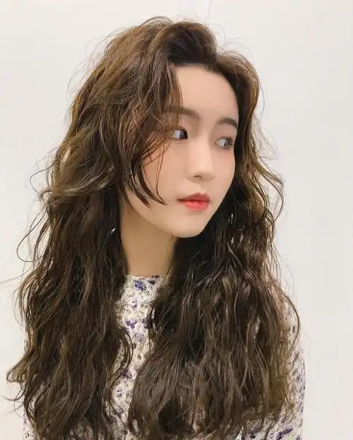 2020冬季流行全头烫卷卷发型,蓬松时尚又保暖,真洋气