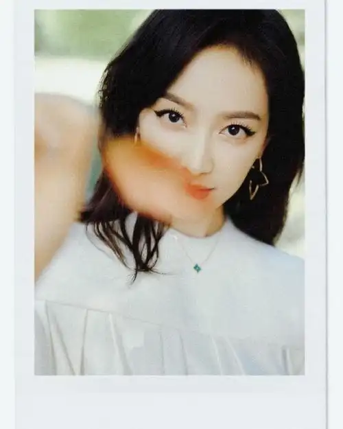 宋茜ins更新 930997  好美的代言人    #宋茜亚白披挂裙#sq#lv