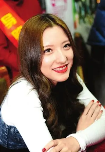 老板张靓颖好相处不? 快女潘辰说:"一起逛街谈心"