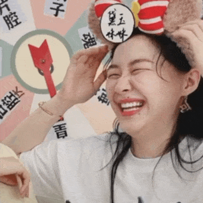 今年春晚,在一众流量明星的包围圈中,金靖凭借表情包杀出重围▼继贾玲