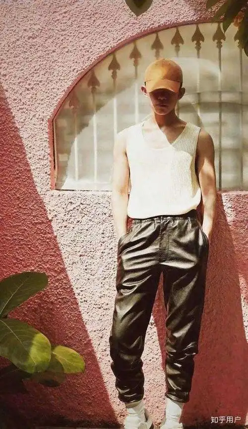 易烊千玺的哪张照片让你一瞬间心动?可以分享一下吗?