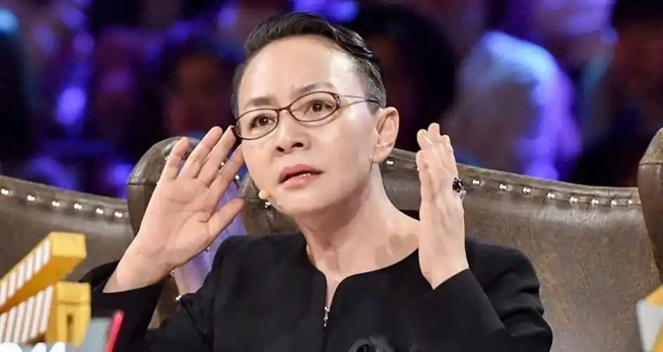 不要看如今的宋丹丹不修边幅当年的她漂亮连到倪萍都被比下去